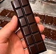 Tablette de chocolat Shokai en main